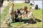 Jochem, Jan, Astrid en Chielie in het gras