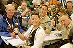 Jan, Astrid, Jochem en Chielie aan de biertafel